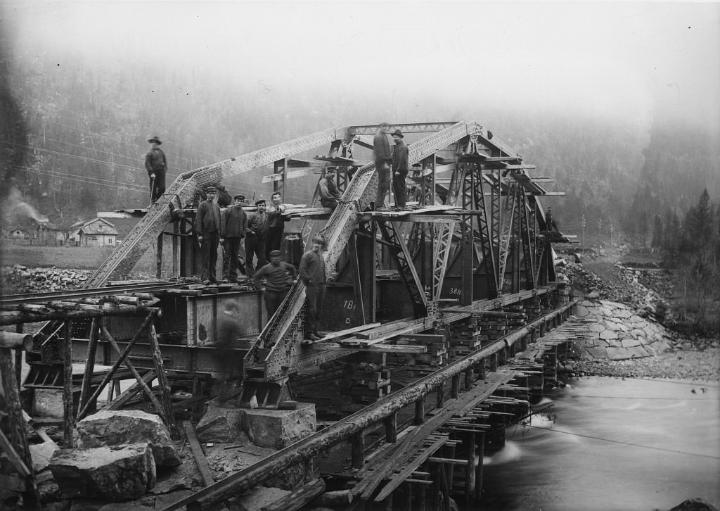 Fullt av Rallere holder på å bygge Mæland bro på Rjukanbanen